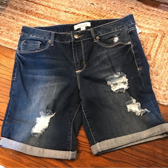 ▪️2.1 Distressed Denim Shorts - Picture 1 of 10